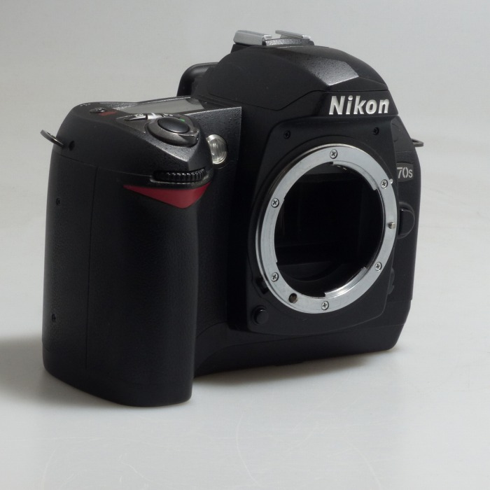 yÁz(jR) Nikon D70S {fC