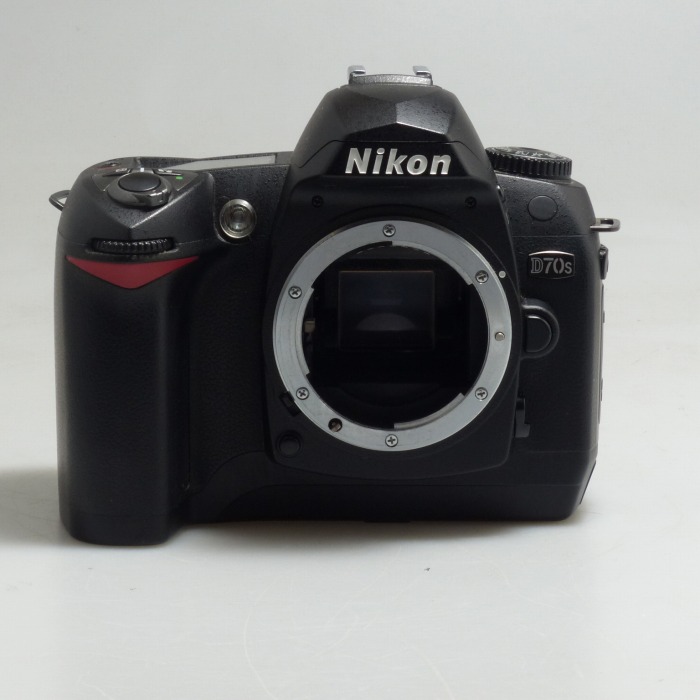 yÁz(jR) Nikon D70S {fC