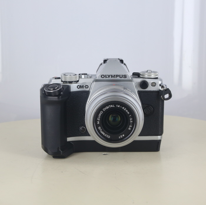 【中古】(オリンパス) OLYMPUS OM-D E-M5 MARK2+14-42 IIR