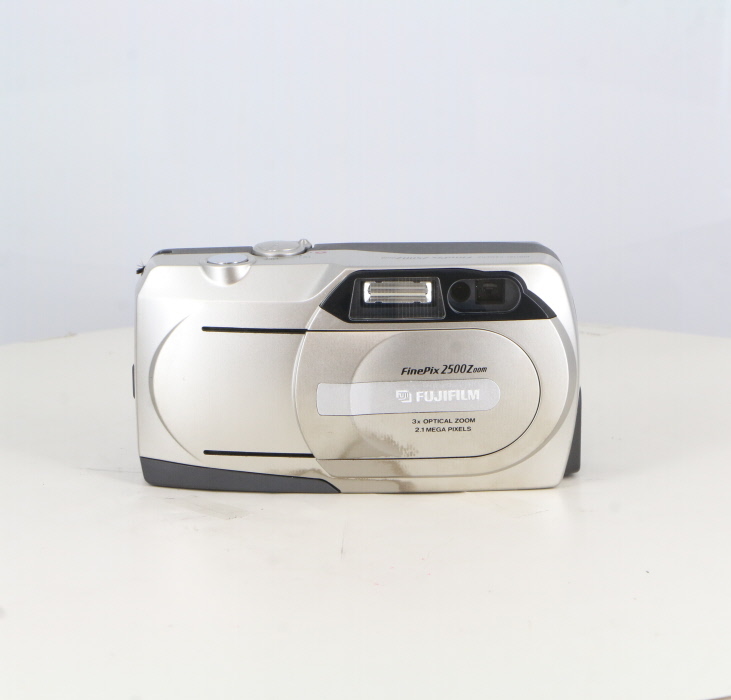 【中古】(フジフイルム) FUJIFILM FinePix 2500Zoom